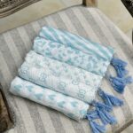 شال طرحدار گل ریز بابونه پلیسه پاییزه نخی فران لند نخ چهار فصل عمده سفید آبی آسمانی چهارفصل