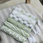 شال طرحدار گل ریز بابونه پلیسه پاییزه نخی فران لند نخ چهار فصل عمده سفید سبز چهارفصل