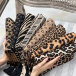 شال پاییزه زمستانه نخی طرحدار فران لند فرانلند عمده موهر مخمل تدی کرم