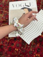 باکس روز دختر باکس شامل کراپ چاپی طرح آبرنگی-هدبند گره ای صورتی-آینه جیبی طرح ایفل-کش چهل گیس رنگای پاستیلی-اسکرانچی ساتن-مینی اسکارف صورتی طرح دیور-کلیپس 4سانت-کلیپس بیبی طرح شکوفه-گوشگیر و دستکش تدی رشت فرانلند