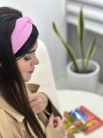 باکس روز دختر باکس شامل کراپ چاپی طرح آبرنگی-هدبند گره ای صورتی-آینه جیبی طرح ایفل-کش چهل گیس رنگای پاستیلی-اسکرانچی ساتن-مینی اسکارف صورتی طرح دیور-کلیپس 4سانت-کلیپس بیبی طرح شکوفه-گوشگیر و دستکش تدی رشت فرانلند